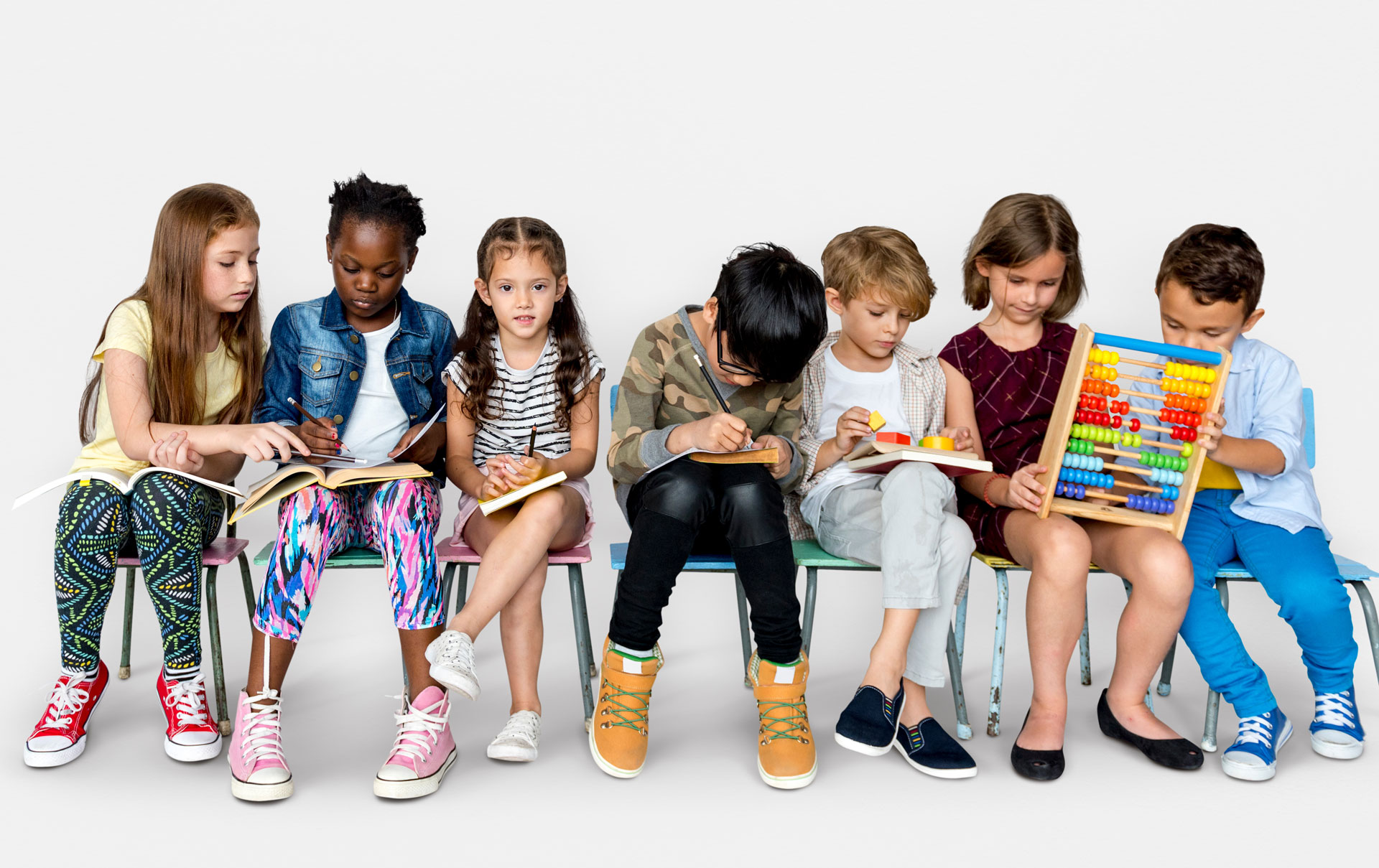 gruop-of-kids-learning